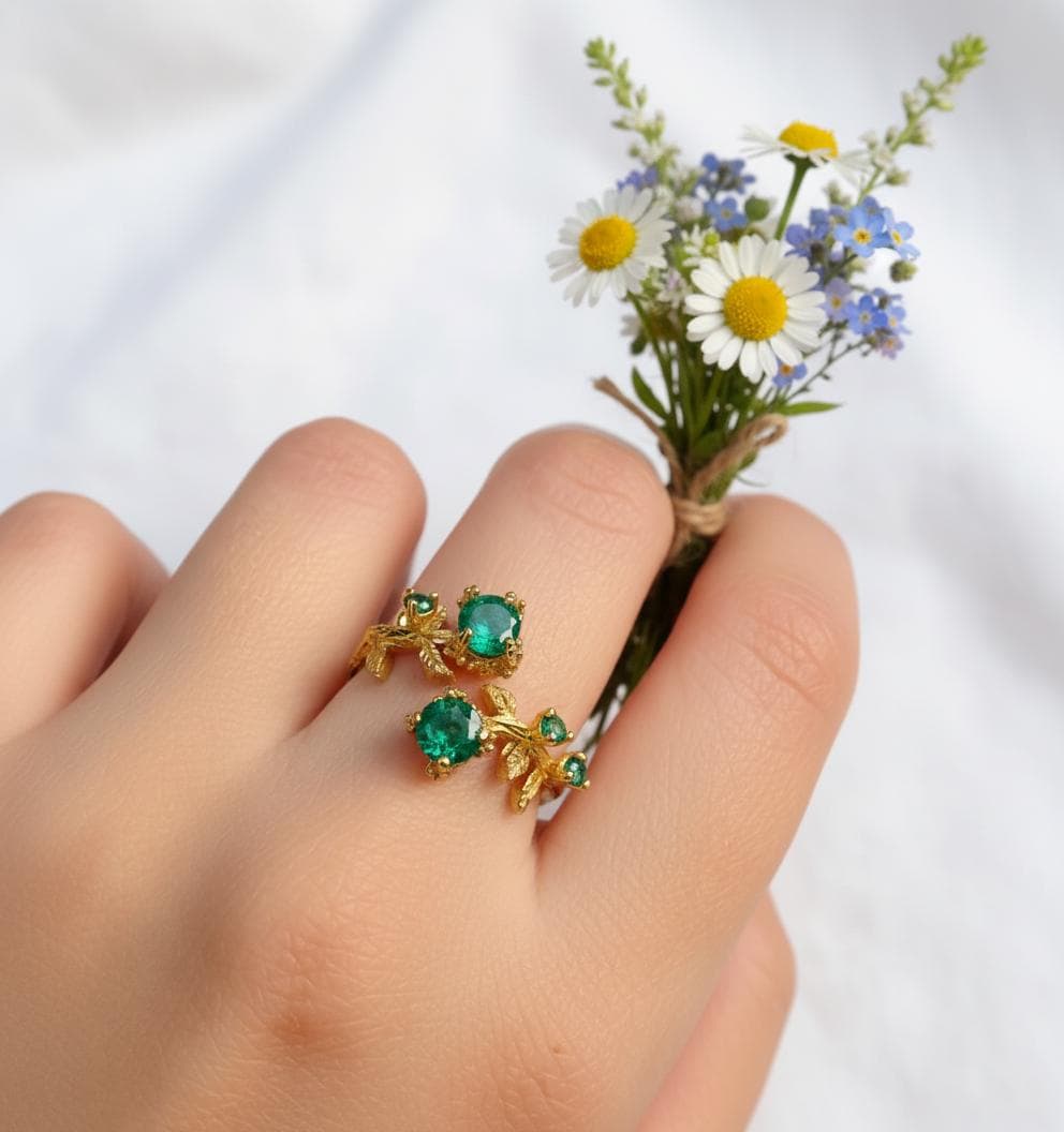 14–18K Solid Gold Emerald Ring, texture close-up