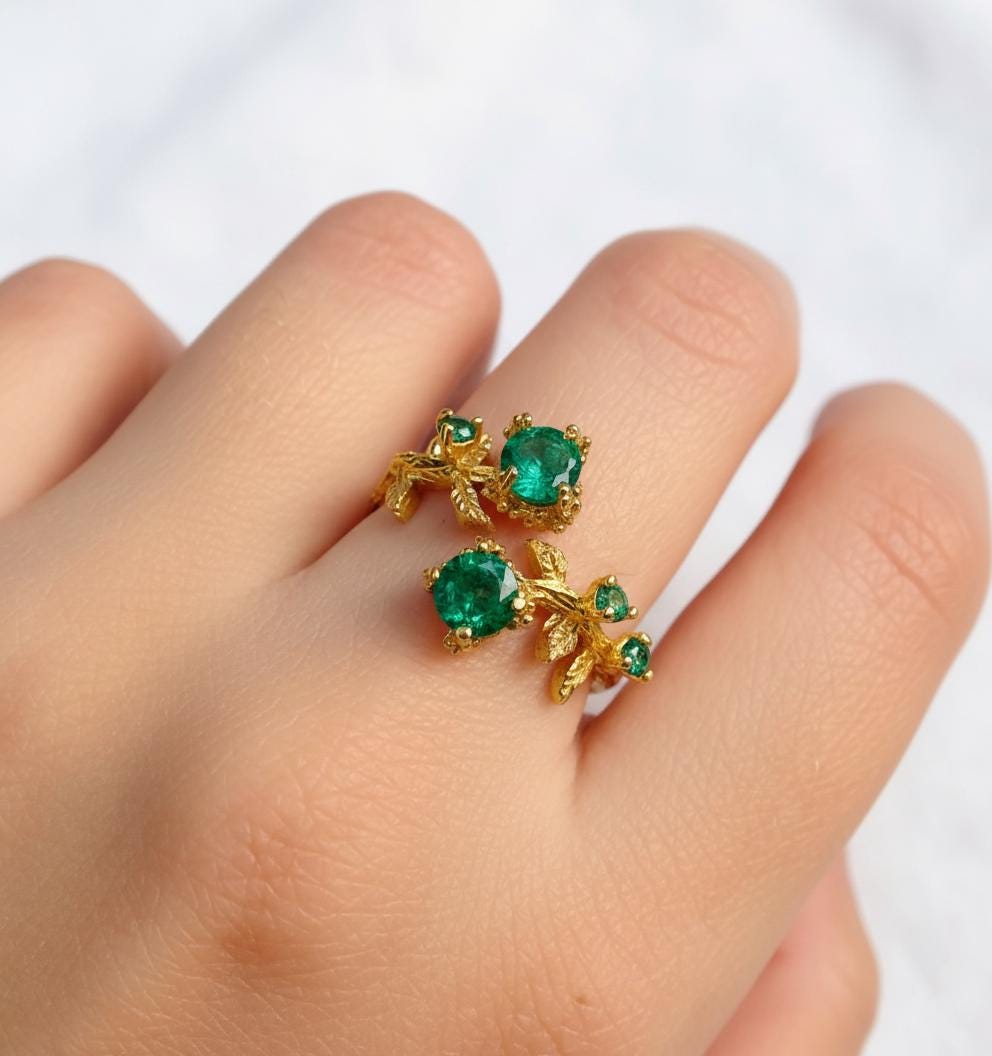 14–18K Solid Gold Emerald Ring, side view