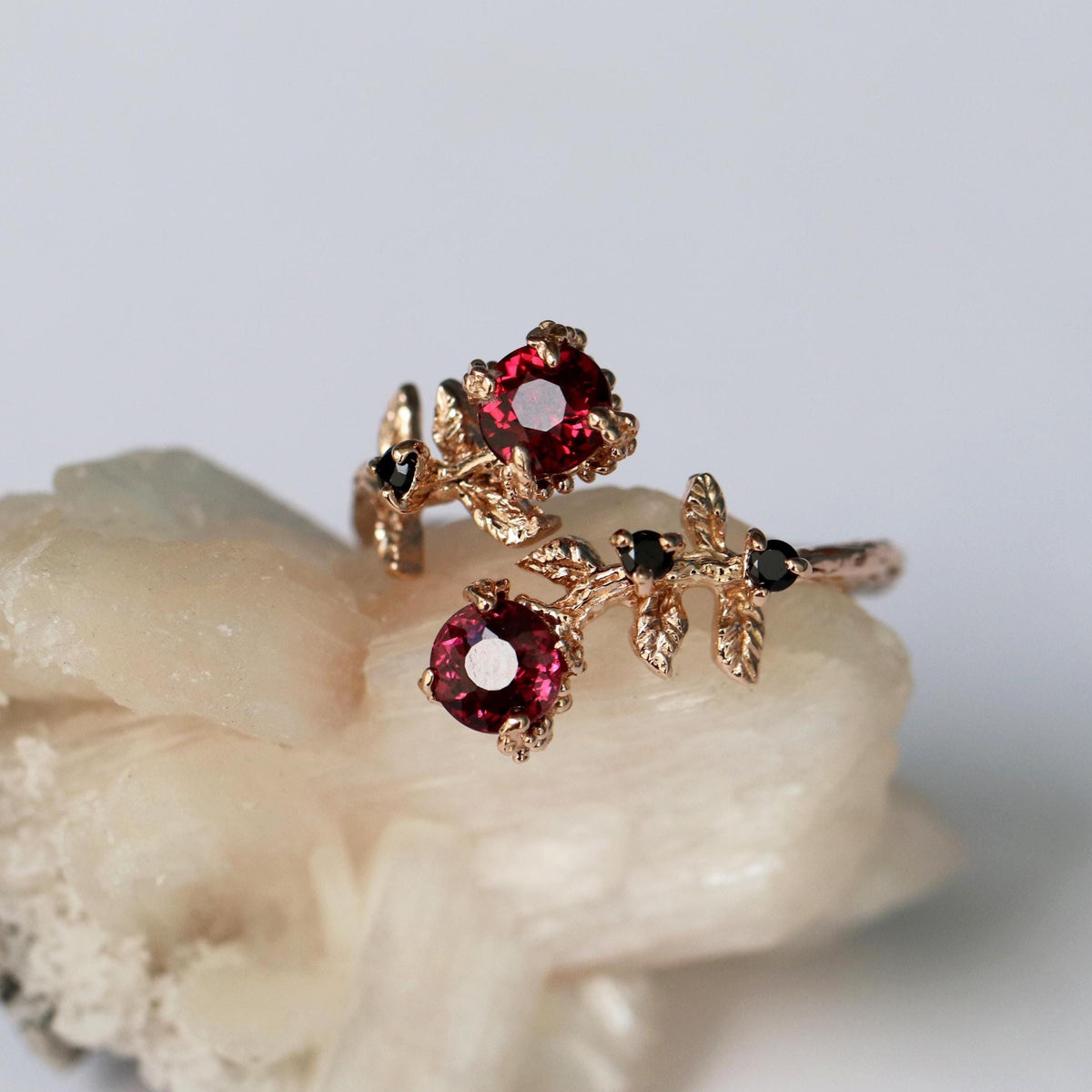 14–18K Solid Gold Garnet Ring, close-up detail