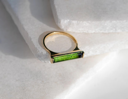 14K Solid Gold Green Tourmaline Ring, texture close-up