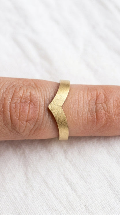 18K solid gold chevron v shape brushed ring
