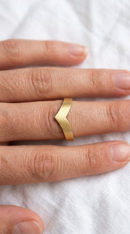 18K solid gold chevron v shape brushed ring