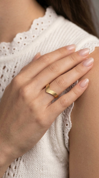 18K solid gold chevron v shape brushed ring