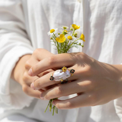 925 Sterling Silver Freshwater Pearl Ring, close-up detail