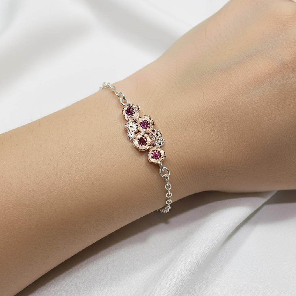 925 Sterling Silver Garnet Chain Bracelet, texture close-up