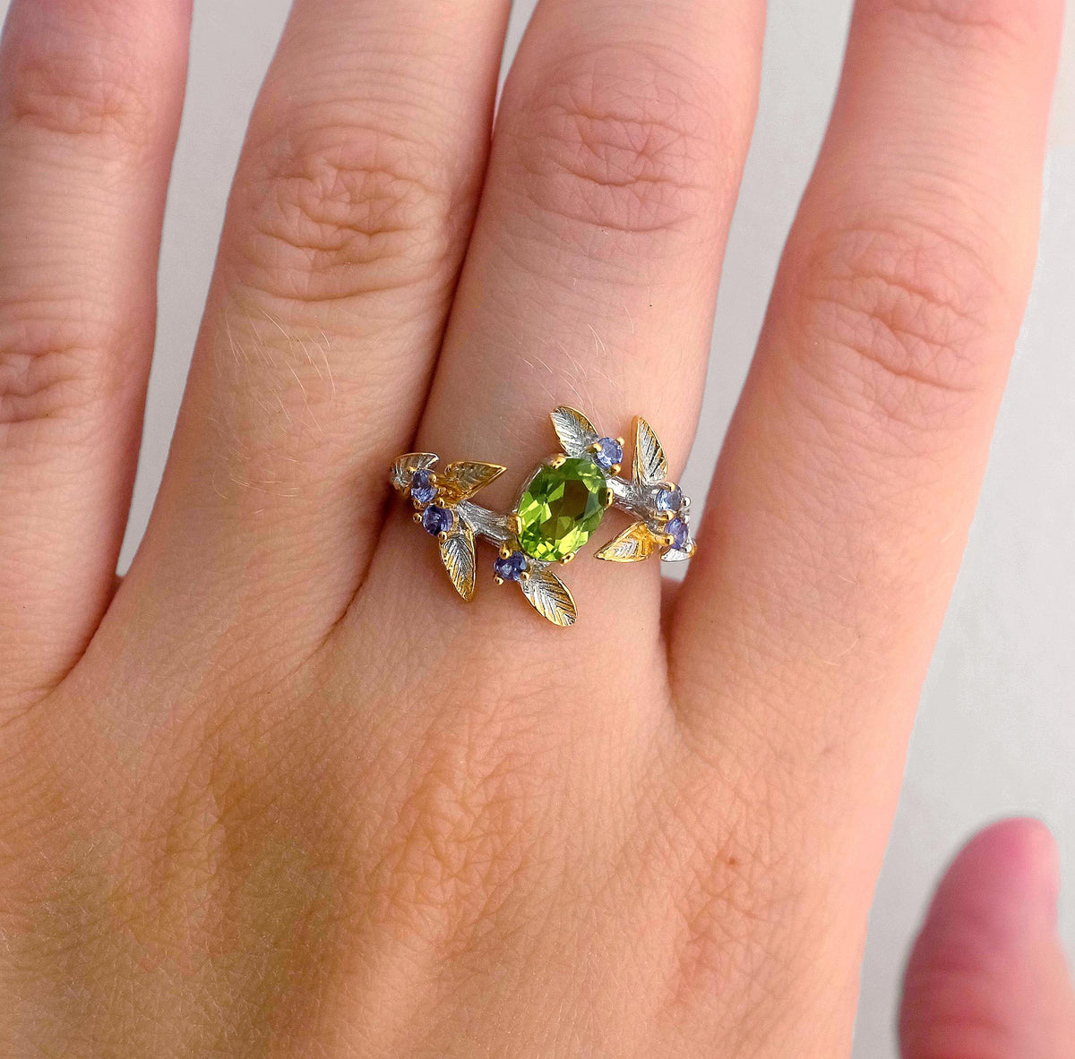 925 Sterling Silver Peridot Ring, texture close-up