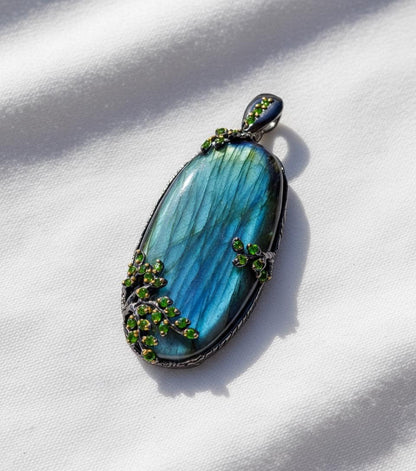 925 Sterling Silver Labradorite Necklace, pendant detail
