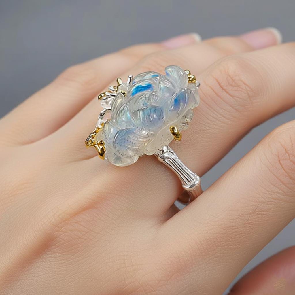925 Sterling Silver Labradorite Ring, close-up detail
