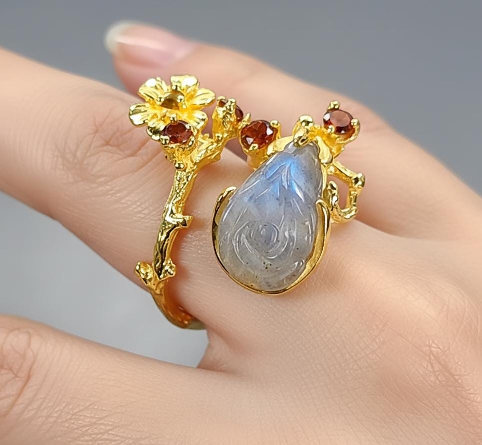 925 Sterling Silver Labradorite Ring, close-up detail