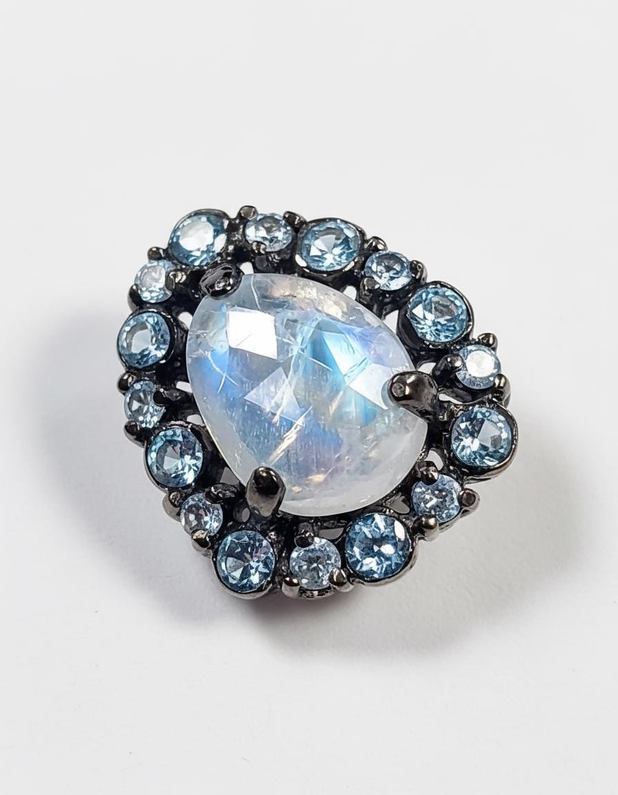 925 Sterling Silver Moonstone Ring, close-up detail
