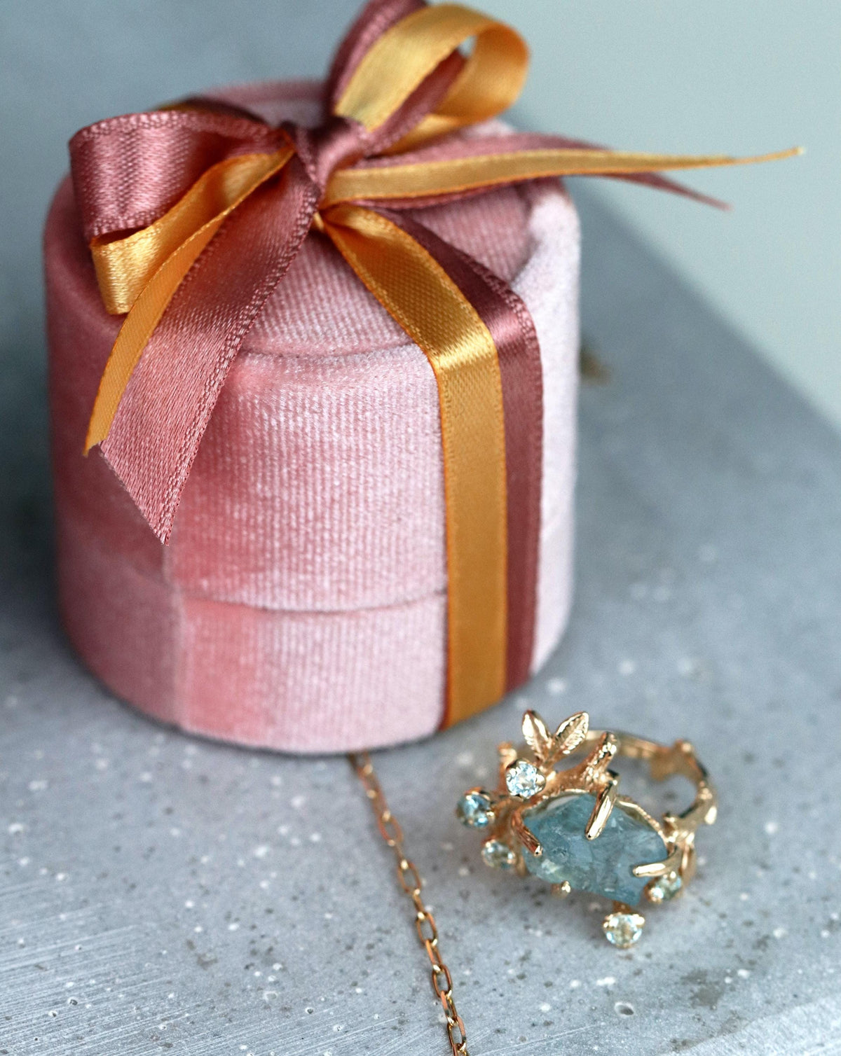 14K Solid Gold Raw Aquamarine Ring, band detail