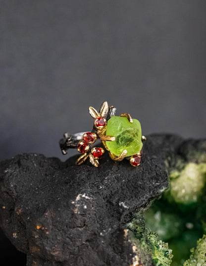 925 Sterling Silver Green Peridot Ring, setting detail