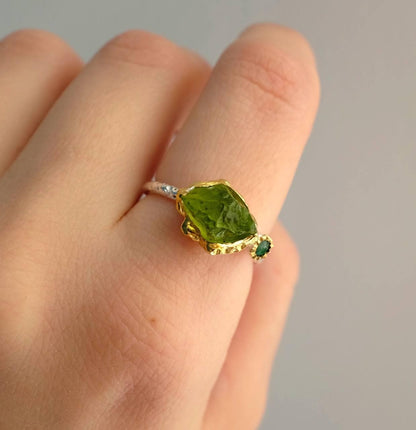 925 Sterling Silver Green Peridot Ring, close-up detail