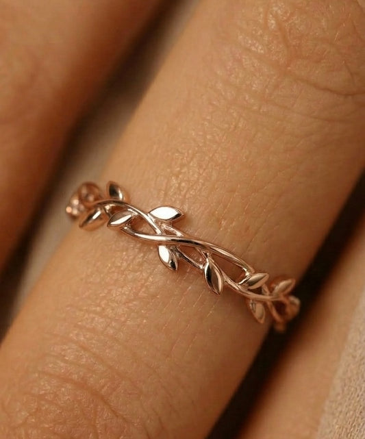 14K Gold Vein Romantic Ring