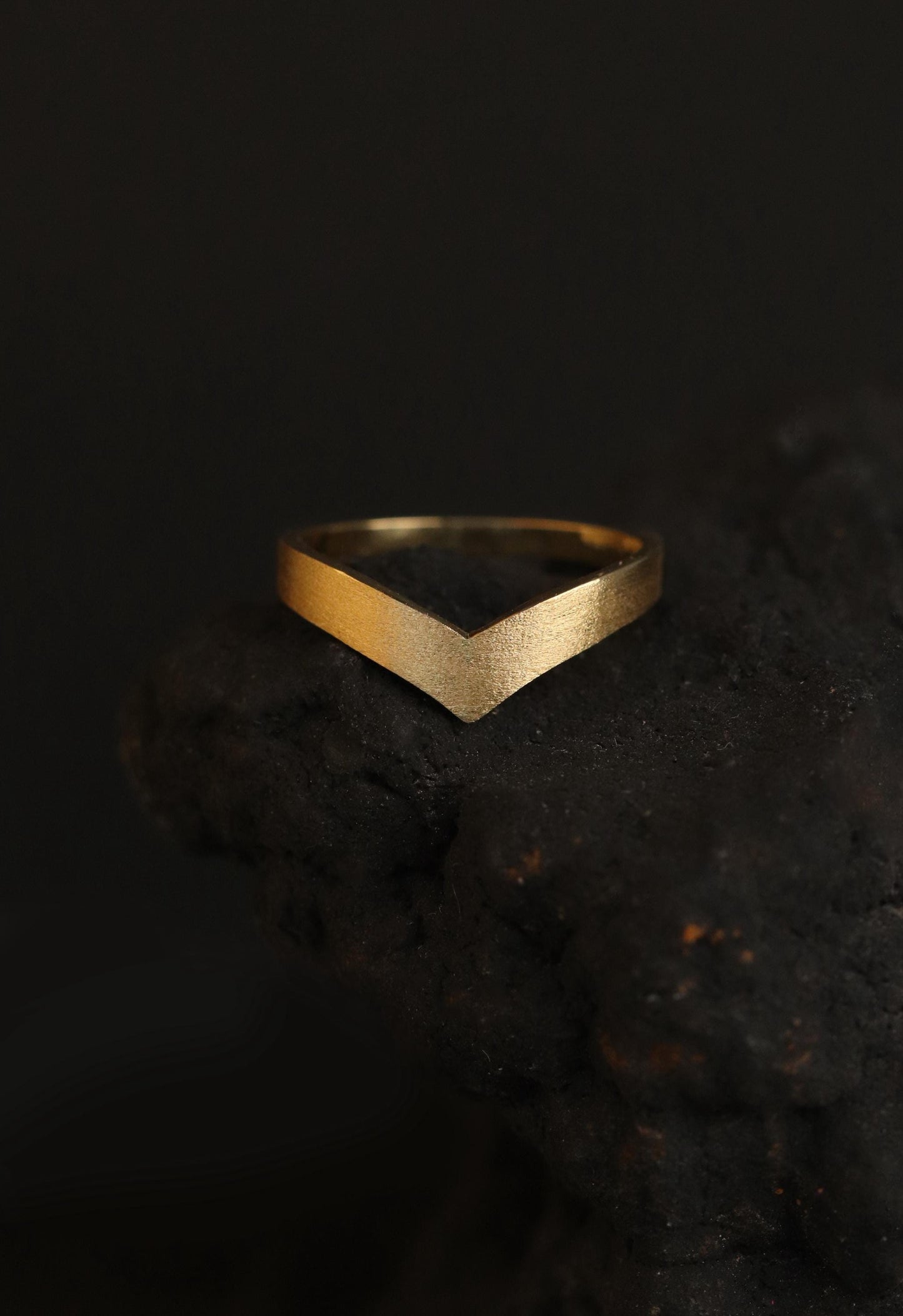 18K solid gold chevron v shape brushed ring