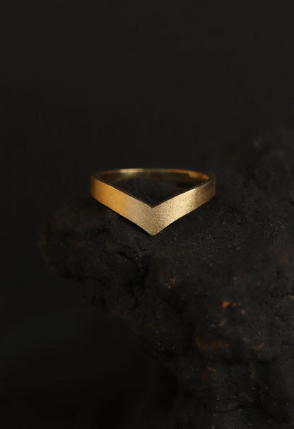 18K solid gold chevron v shape brushed ring