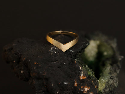 18K solid gold chevron v shape brushed ring
