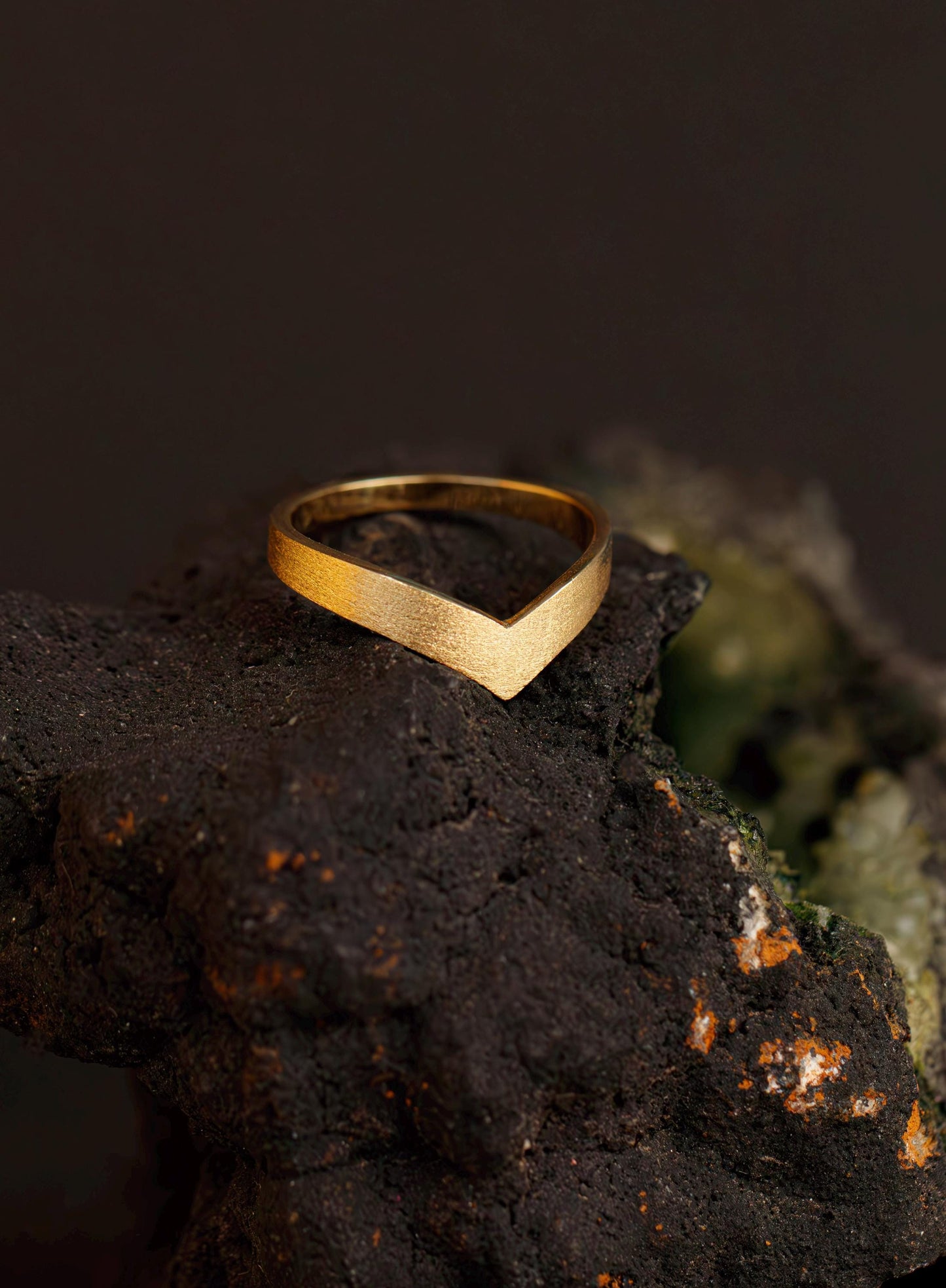 18K solid gold chevron v shape brushed ring