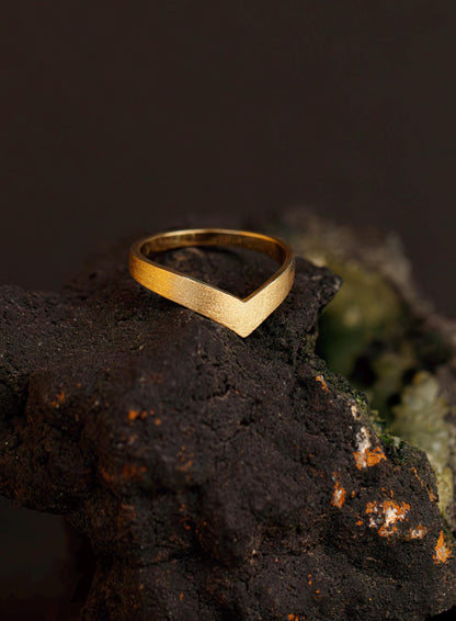 18K solid gold chevron v shape brushed ring
