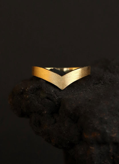 18K solid gold chevron v shape brushed ring