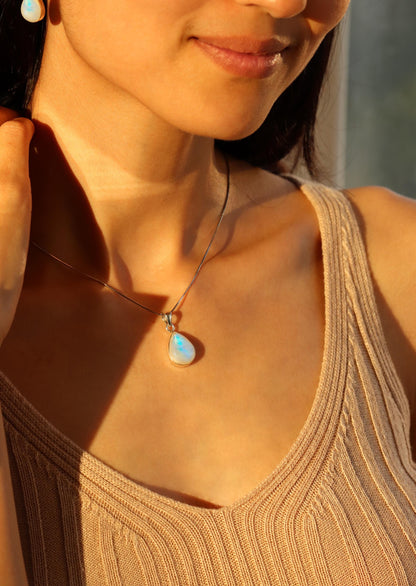 925 Sterling Silver Oval Moonstone Necklace