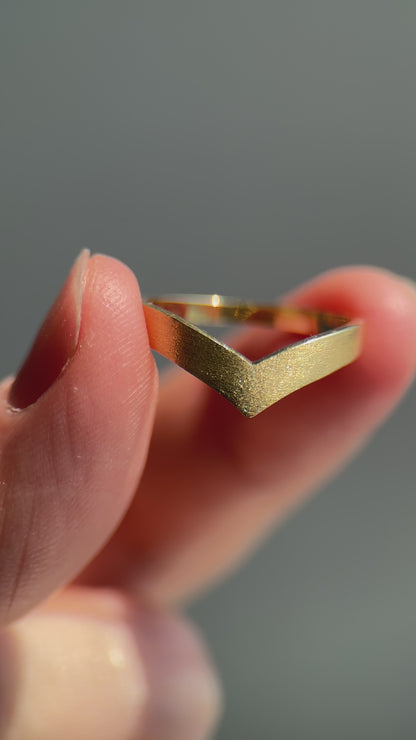 18K solid gold chevron v shape brushed ring